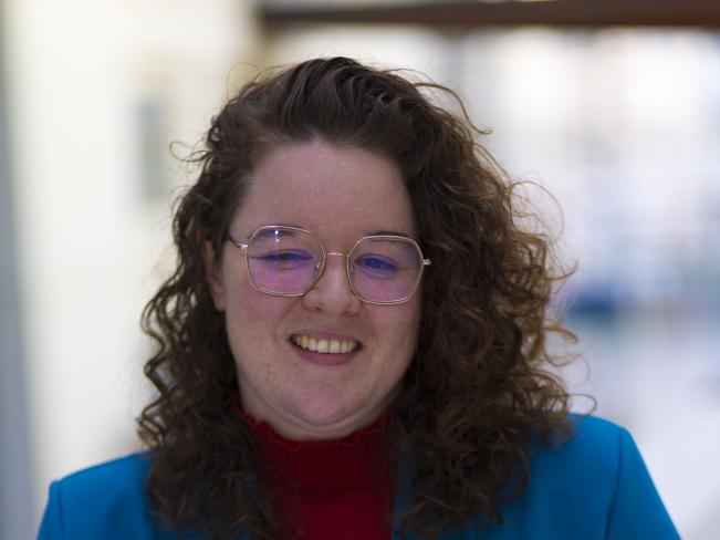 Een close-up portretfoto van Cindy Boer