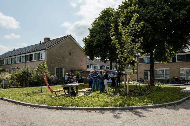 Groep mensen in de schaduw op een zonnige dag
