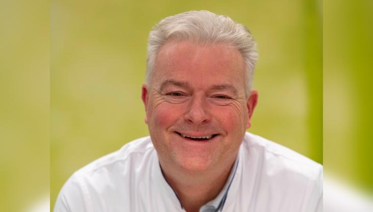 Portretfoto van Edward Dompeling in witte jas
