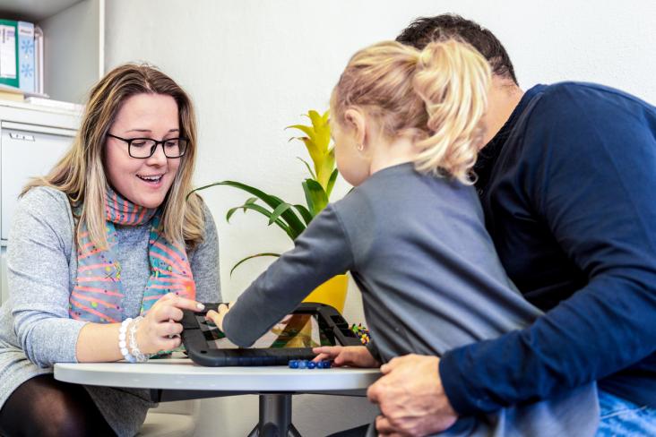 professional en ouder en kind met tablet