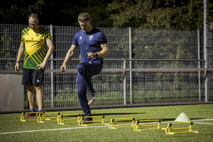 Mannen bij een footcamp training