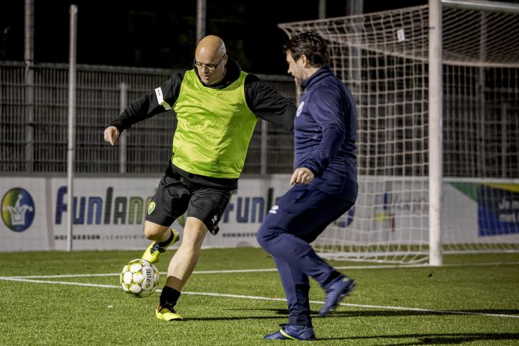 2 deelnemers van de footcamp zijn aan het voetballen