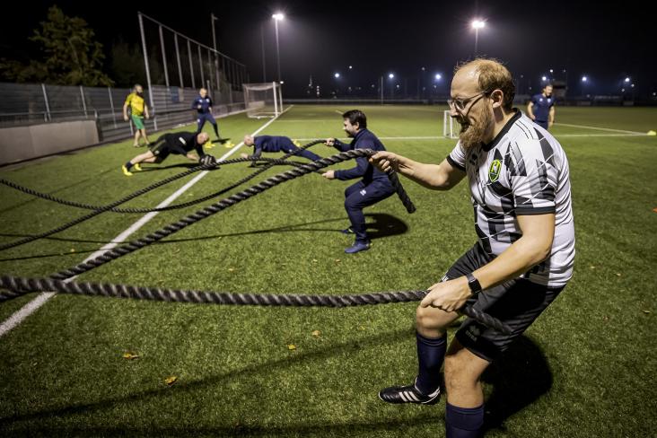 Mannen zijn aan het footcampen