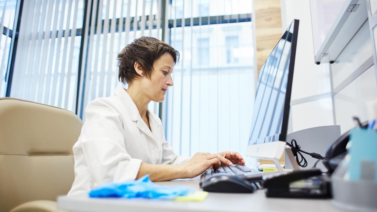 Vrouwelijke arts aan het werk achter de computer