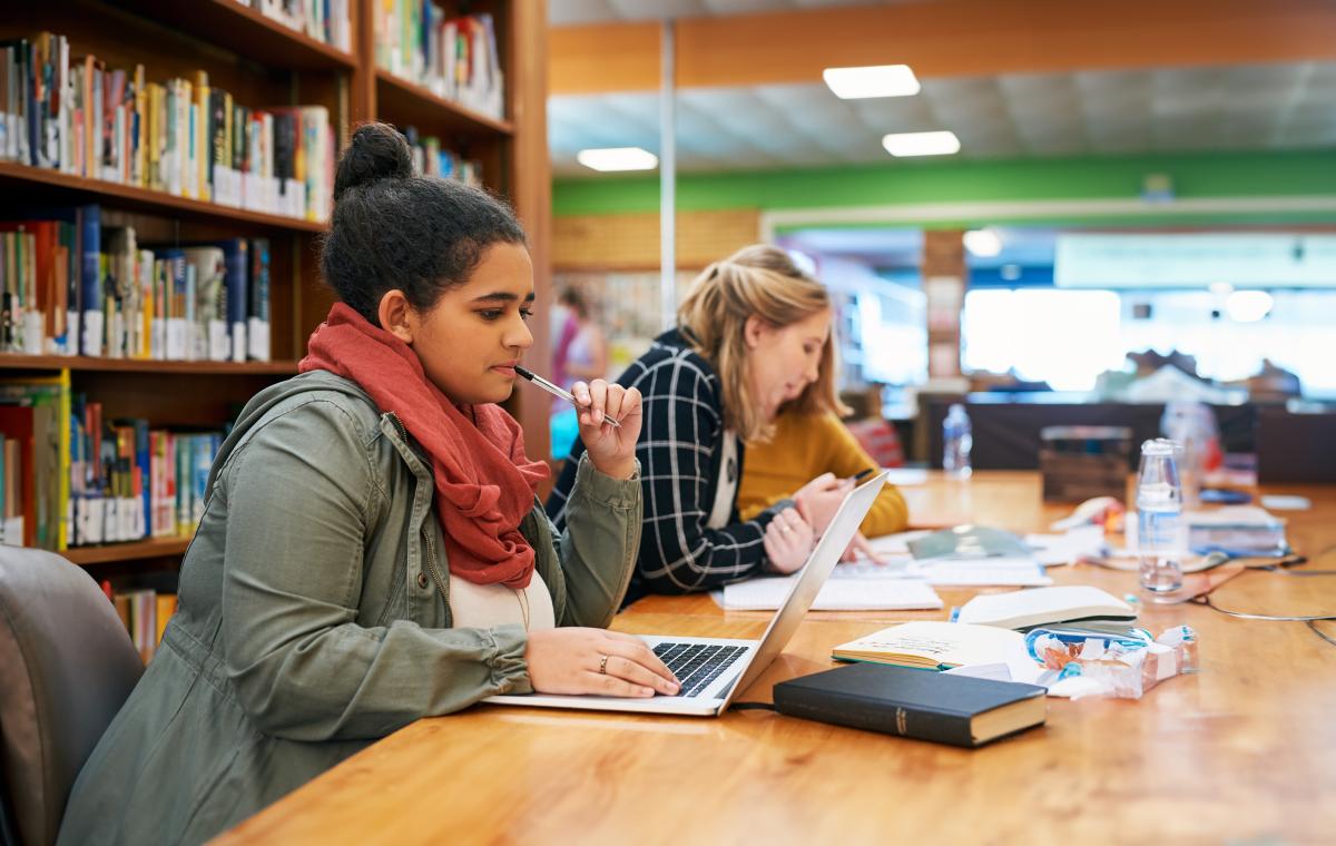 Studenten aan het leren in de bibliotheek