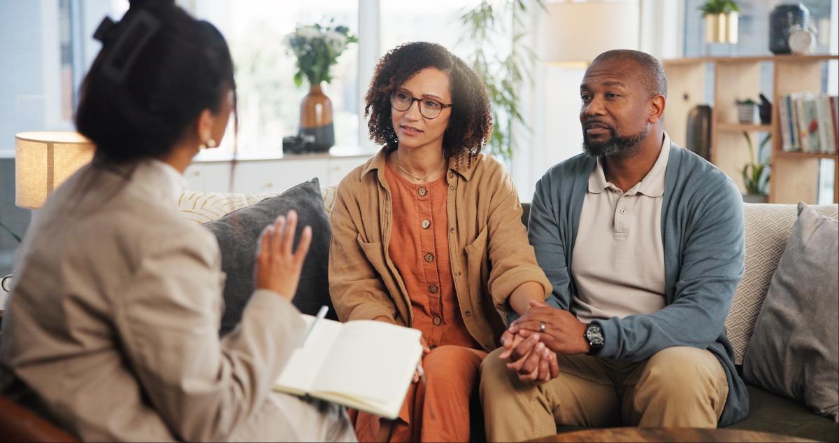 Ouders in gesprek met zorgverlener over zingeving