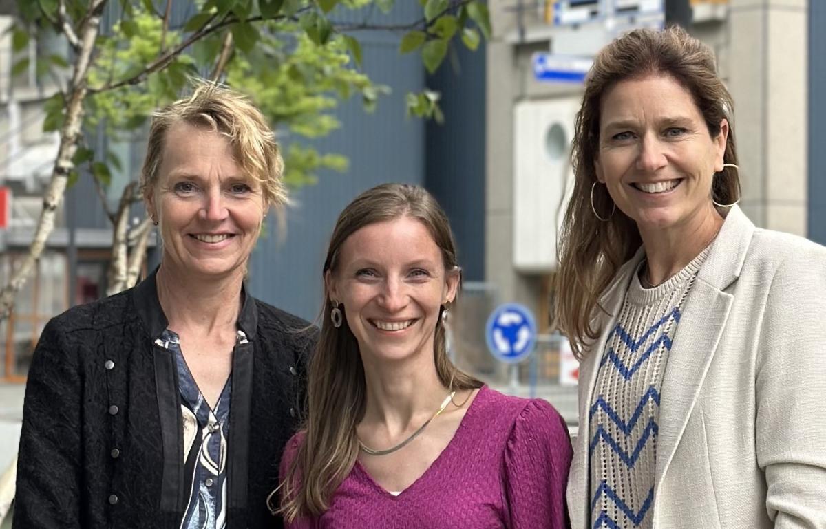Groepsfoto met Jenny van der Steen, Caroline Overbeeke-Couprie en Maartje Klapwijk