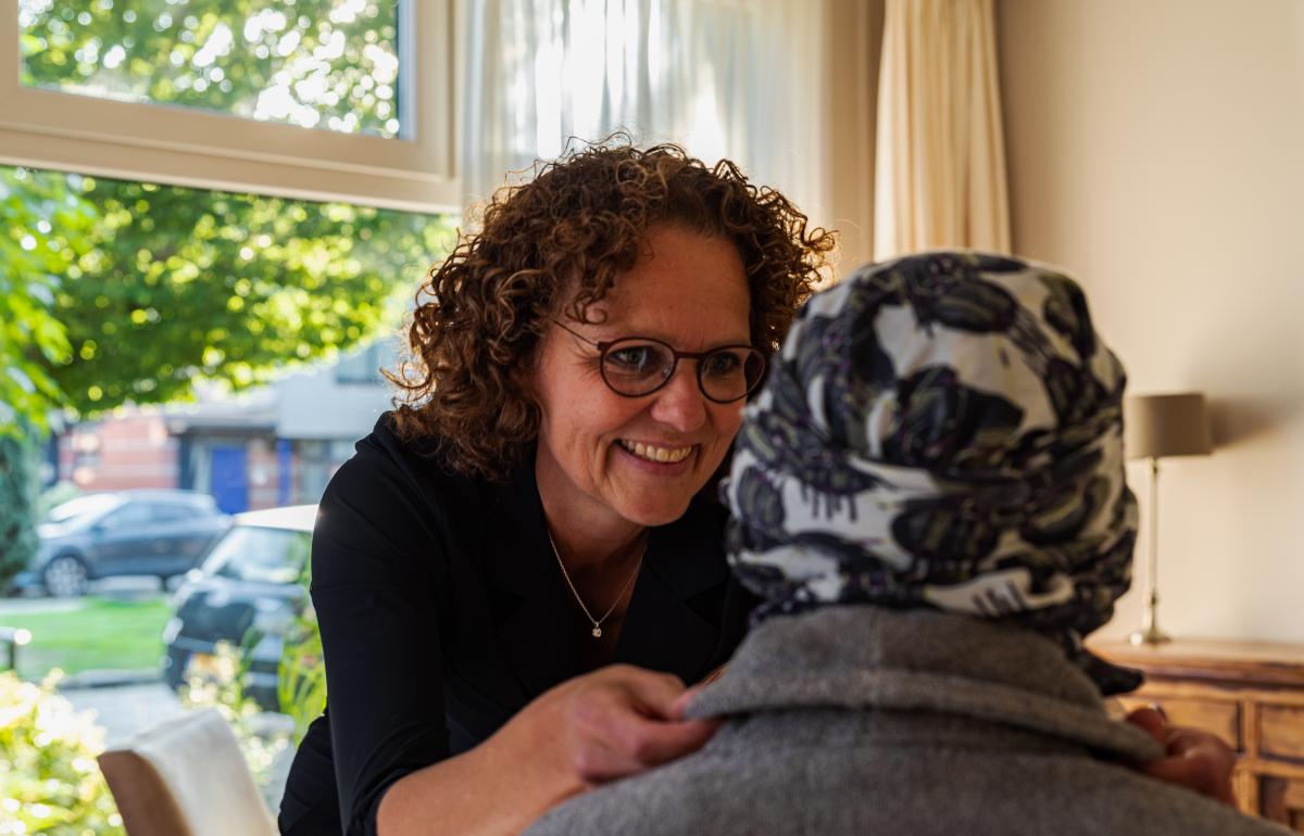 Vrijwilliger aan het werk in hospice header