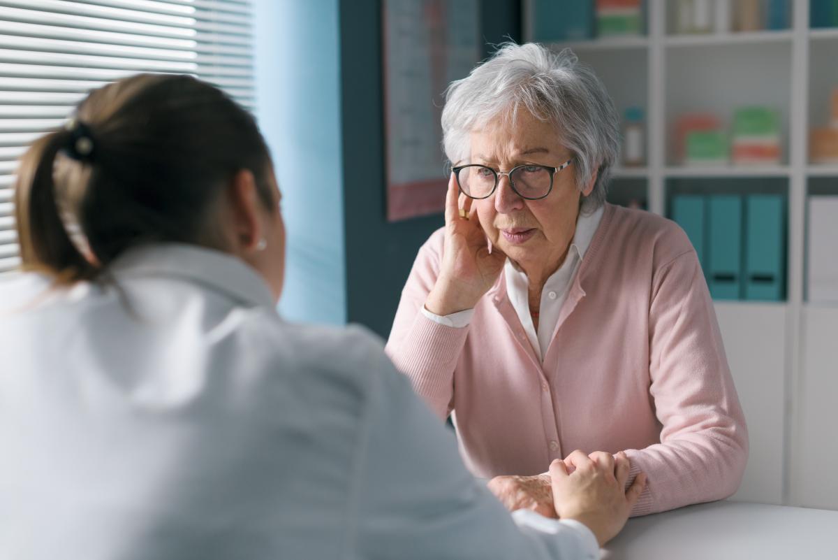 Zorgverlener in gesprek met oude vrouw