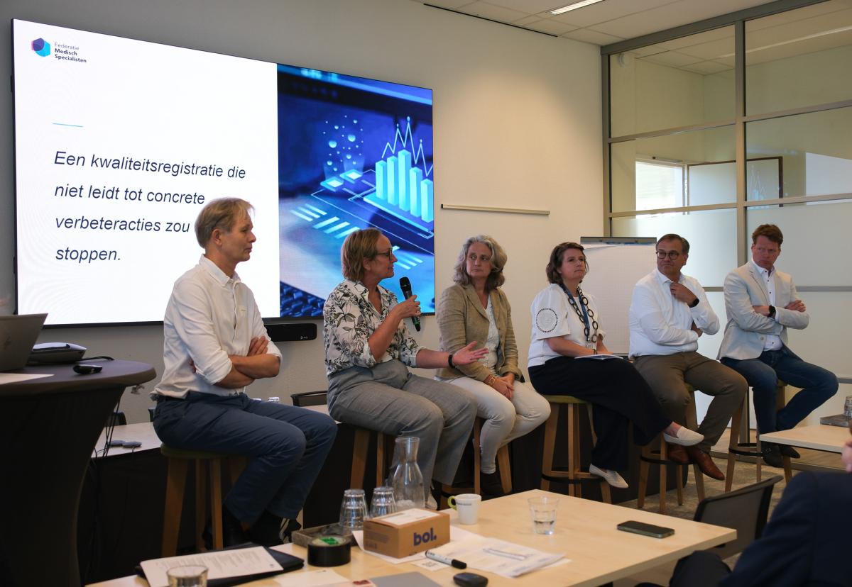 Foto van paneldiscussie tijdens slotbijeenkomst uitkomstgerichte zorg deel b
