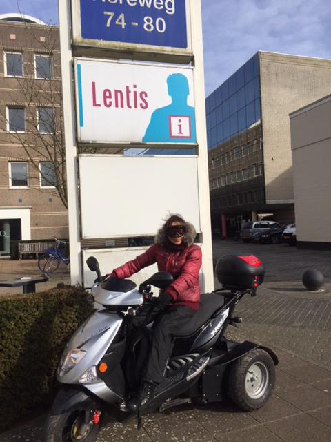 Marlieke de Jonge zit op scooter