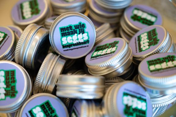 lipbalm met daarop de tekst Met wie maak jij seggs bespreekbaar