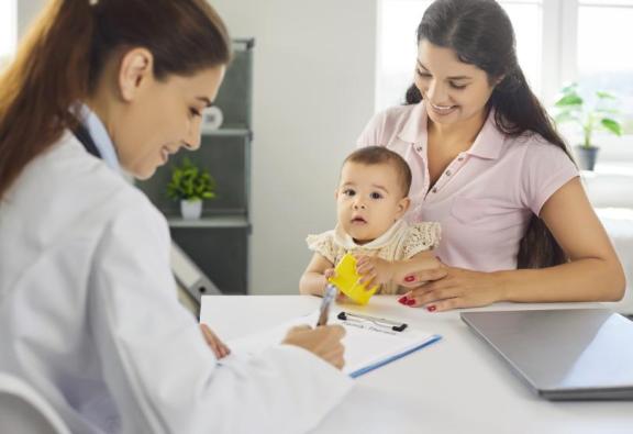 vrouw met baby bij consultatiebureau