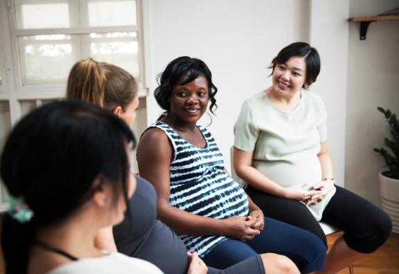groep zwangeren vrouwen in gesprek